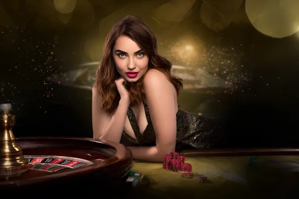 Một người phụ nữ quyến rũ cầm chip casino trong không gian ánh đèn rực rỡ, đại diện cho bầu không khí casino trực tuyến của F8BEF2.