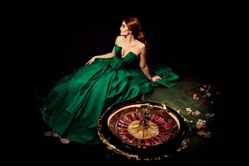 Một dealer chuyên nghiệp chào đón người chơi tại bàn roulette, gợi lên cảm giác casino trực tiếp chân thực trên F8BEF2.