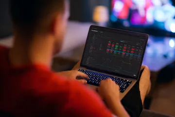Cận cảnh vòng roulette cùng những đồng xu vàng, thể hiện nhịp chơi sống động trong khu vực casino của F8BEF2.