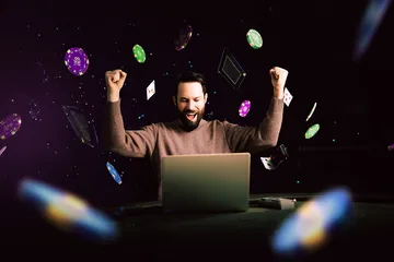 Một người đàn ông ăn mừng trước laptop khi xuất hiện các biểu tượng chiến thắng, ghi lại sự phấn khích của trò chơi trên F8BEF2.