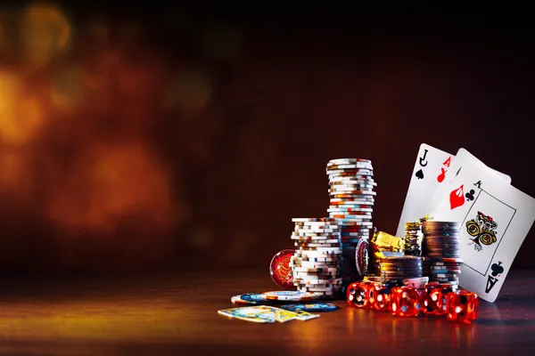 Một cô gái trong bộ váy xanh sang trọng đứng cạnh vòng roulette, gợi lên bầu không khí casino cao cấp của F8BEF2.