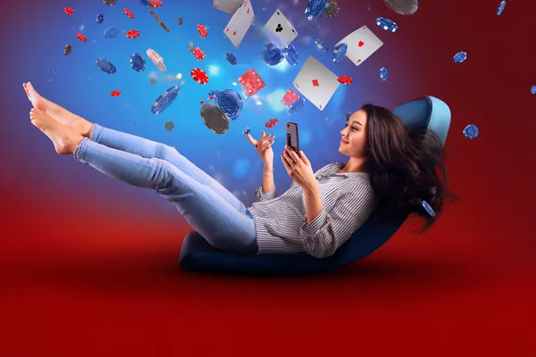 Khoảnh khắc ba số bảy xuất hiện trên cuộn slot cùng các đồng xu vàng, tượng trưng cho những chiến thắng lớn.