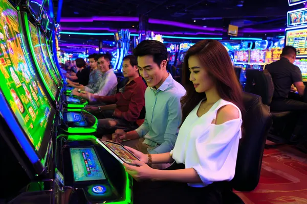 Một dealer tự tin giữa các chip casino mời người chơi truy cập tài khoản F8BEF2, thể hiện quy trình đăng nhập nhanh chóng.